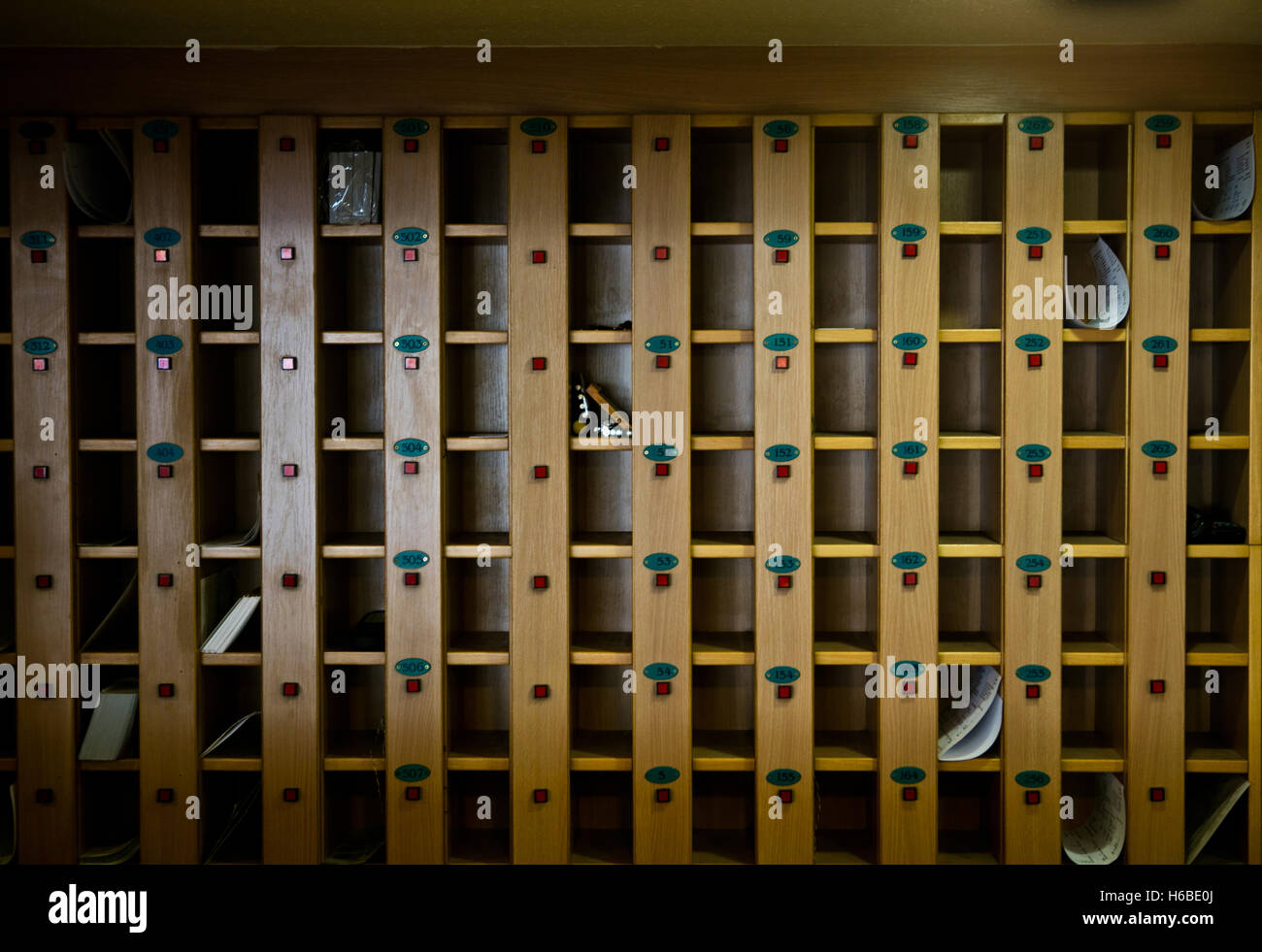 Camera in hotel chiave fori di piccione Foto Stock