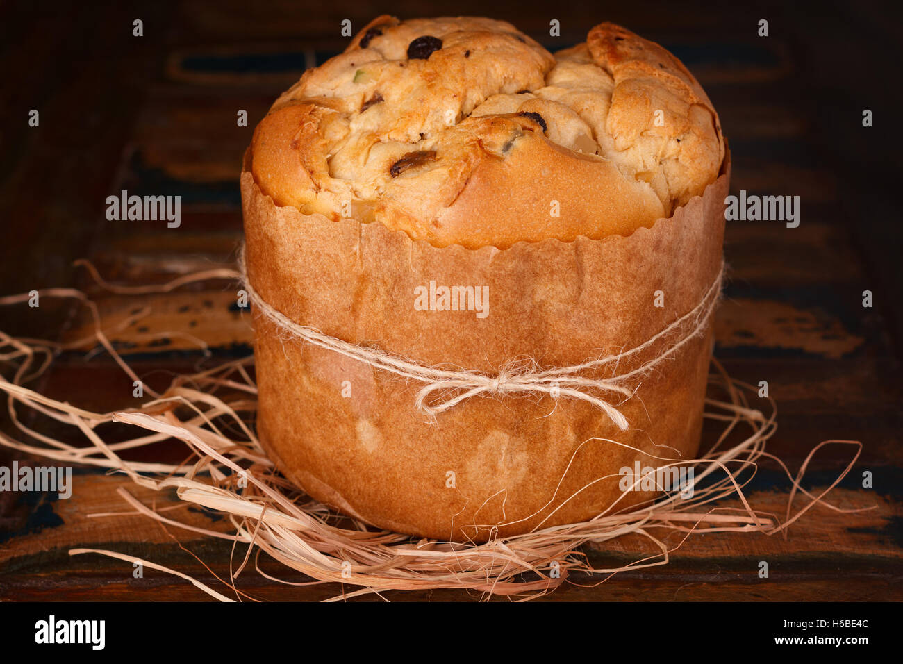 Il Panettone - dolce il pane tradizionale per il Natale e il nuovo anno. Messa a fuoco selettiva Foto Stock