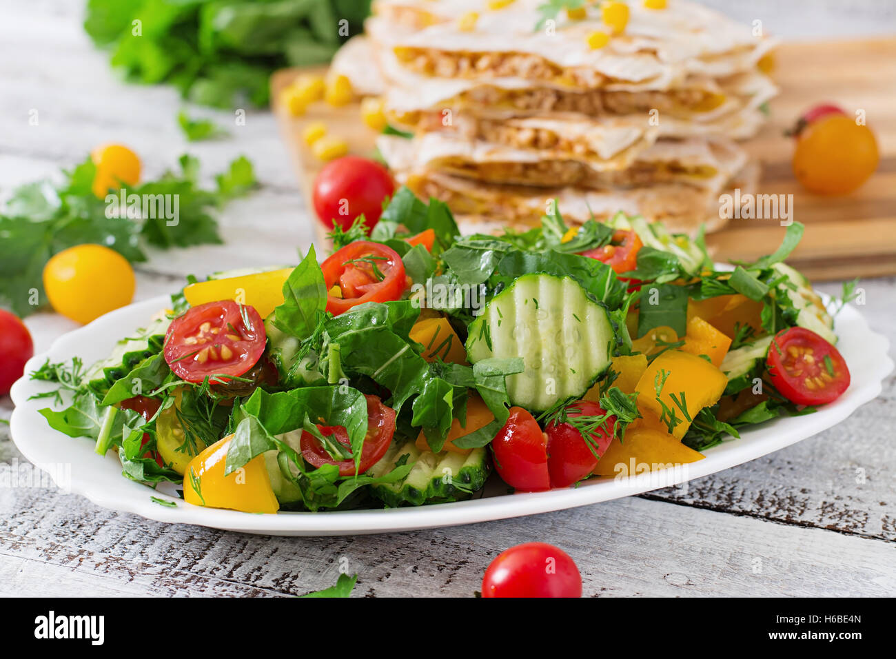 Mexican Quesadilla wrap con pollo, mais e peperoni dolci e insalate fresche. Foto Stock