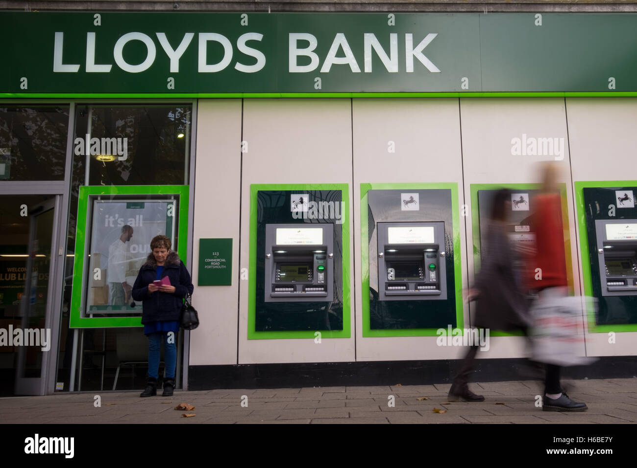Una vista generale dei Lloyds Bank in strada commerciale, Portsmouth Foto Stock