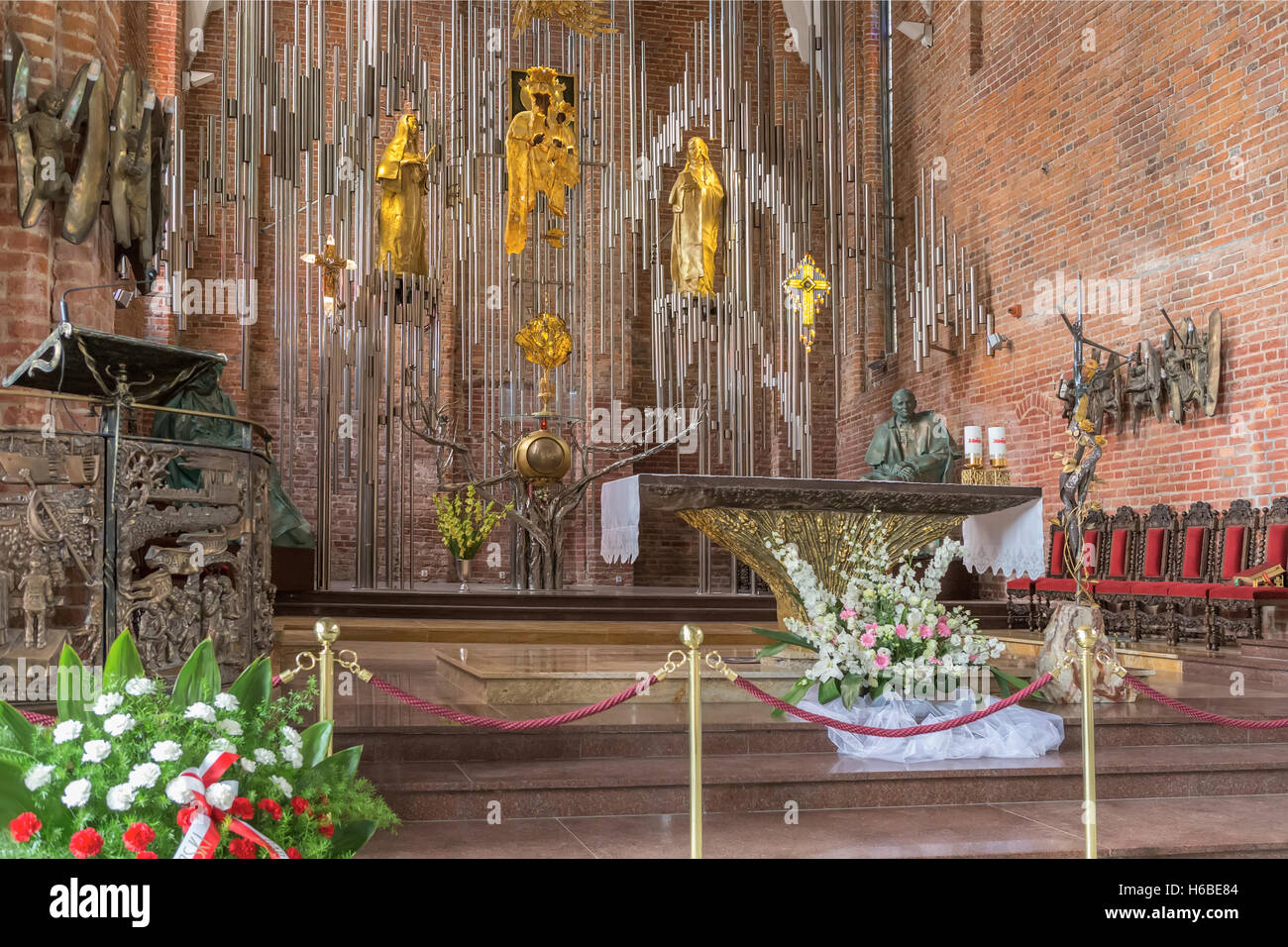 Interno della Chiesa di Santa Brigida + altare ambrato + statua di Papa Giovanni II Gdansk, Polonia Foto Stock