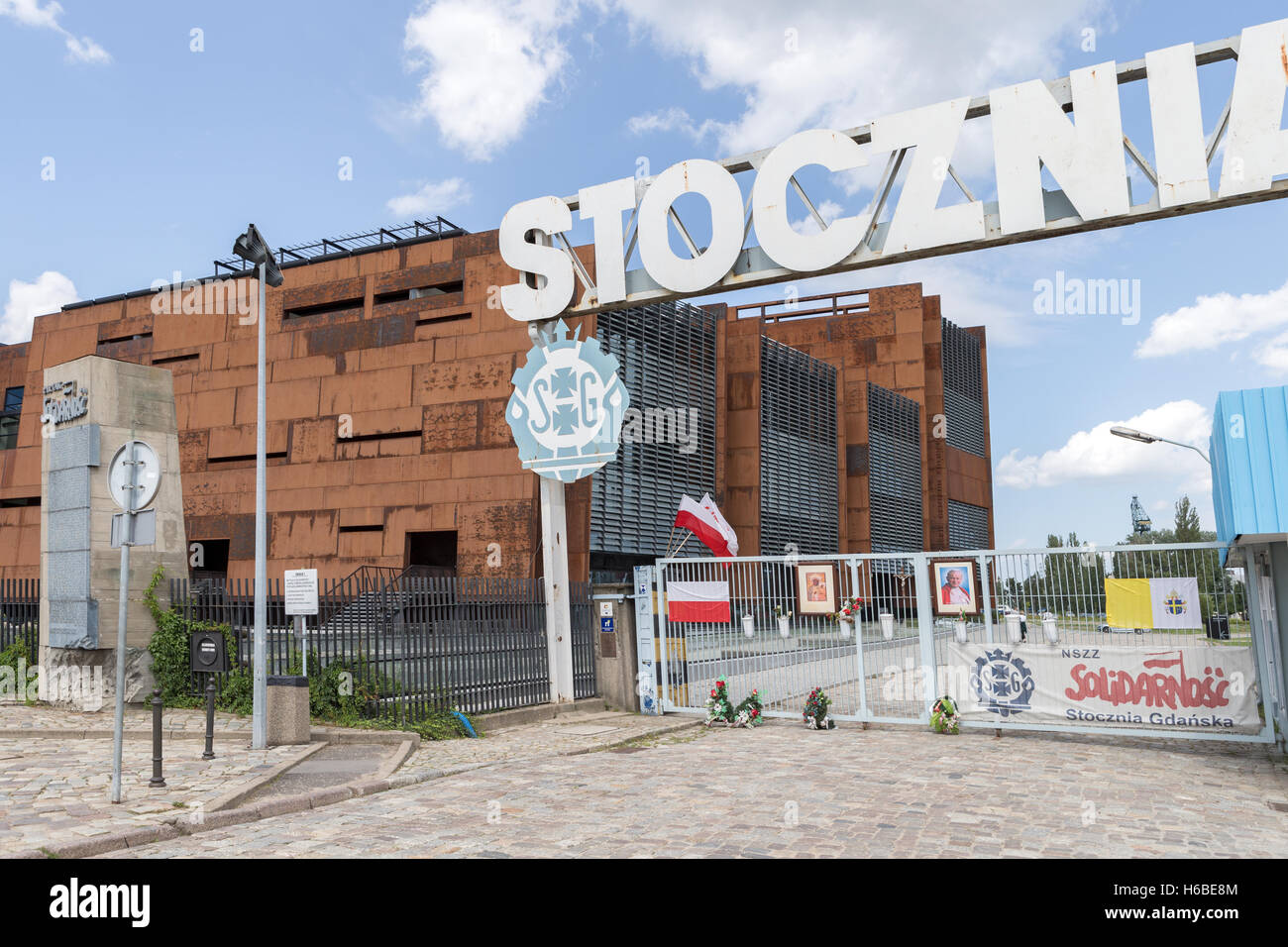 Centro europeo di solidarietà, porta 2, cantiere navale di Danzica, Stocznia Gdansk, con il monumento delle 21 richieste dalla solidarietà, Polonia Foto Stock