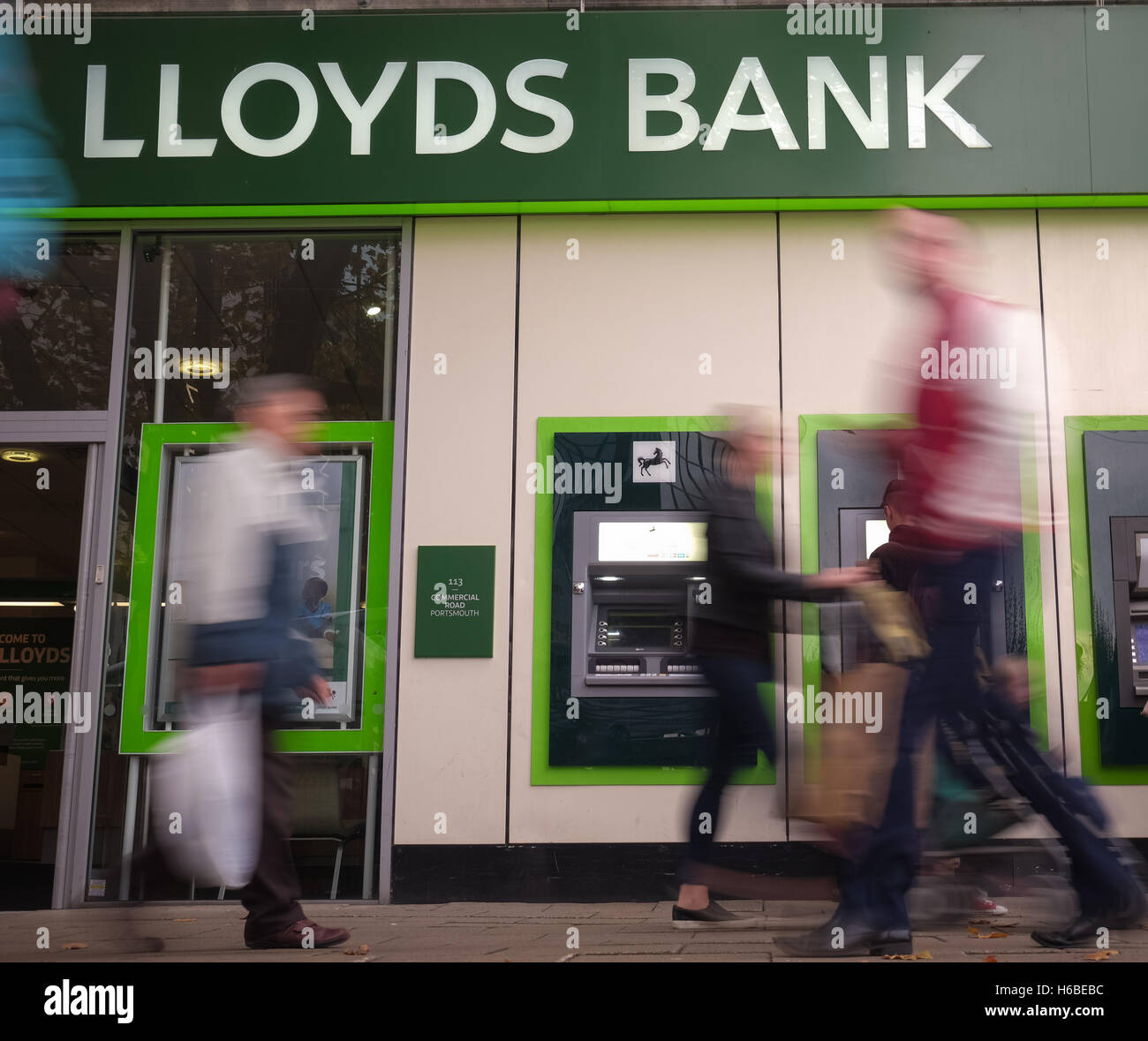 Una vista generale dei Lloyds Bank in strada commerciale, Portsmouth Foto Stock