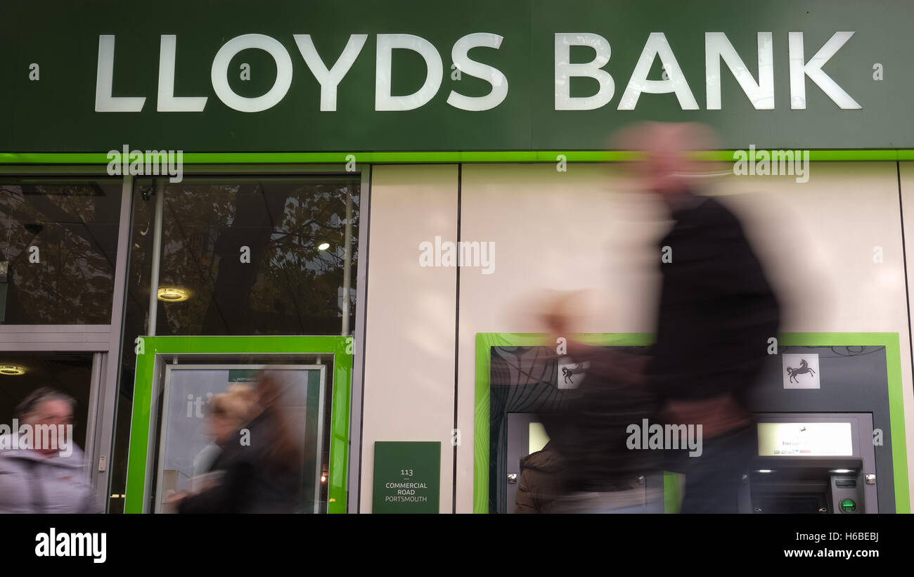 Una vista generale dei Lloyds Bank in strada commerciale, Portsmouth Foto Stock
