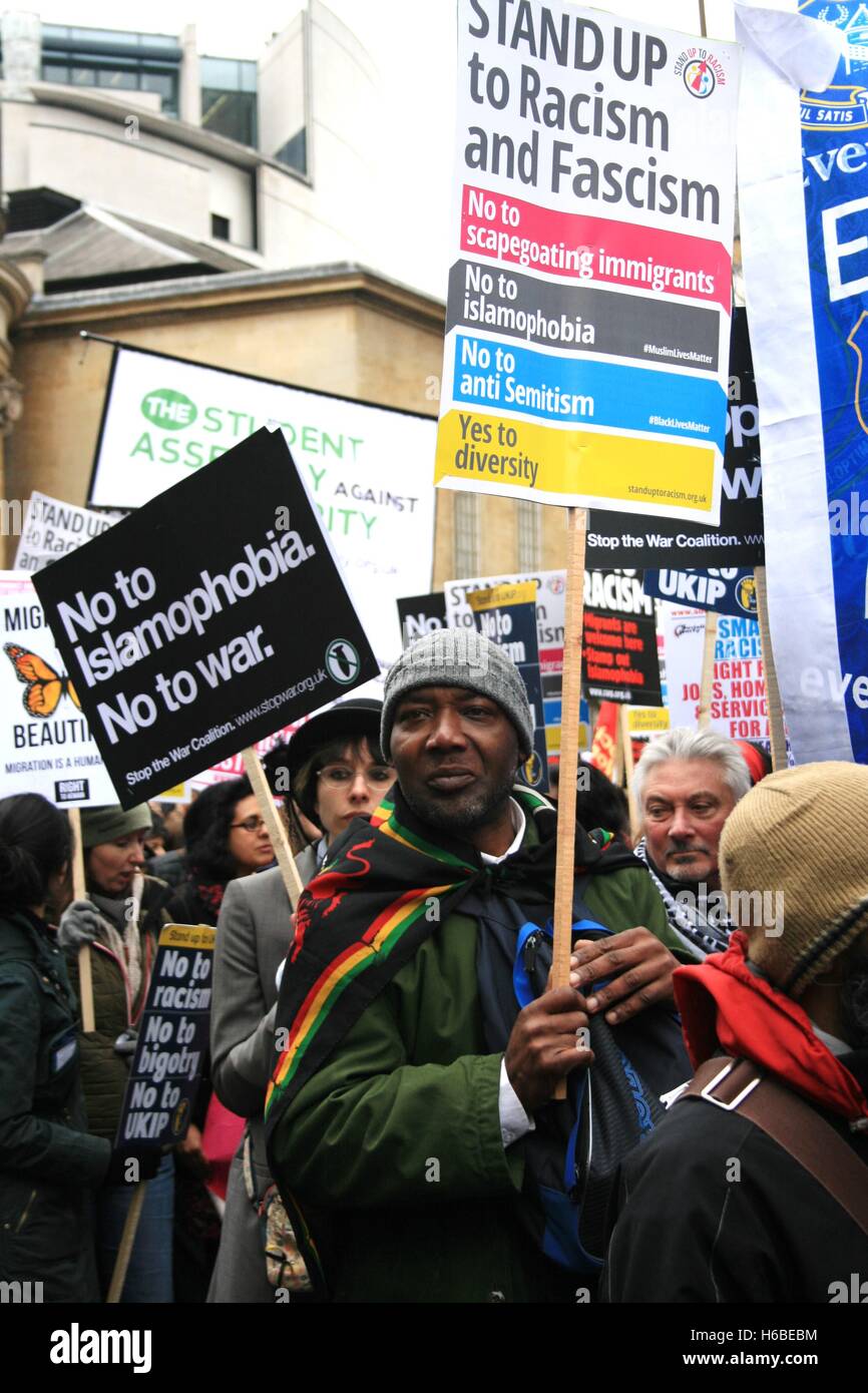 Anti-fascisti manifestanti marzo al di fuori della BBC London sede su Portland Place a Trafalgar Square, questo uomo detiene un banner di 'stand fino alla lotta contro il razzismo e il fascismo". Foto Stock