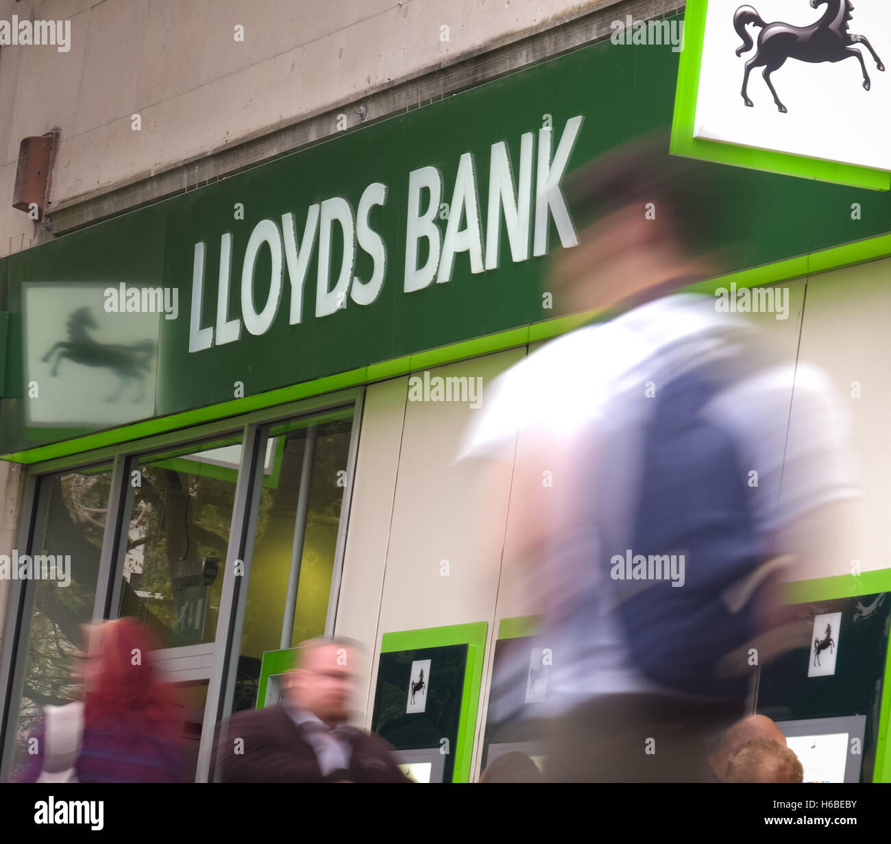 Una vista generale dei Lloyds Bank in strada commerciale, Portsmouth Foto Stock