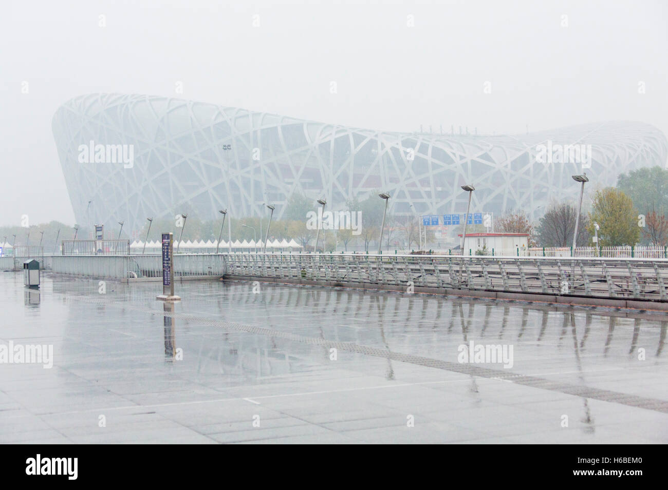 Il Stadio Olimpico di Pechino Nazionale, il nido e la pioggia e nebbia Foto Stock