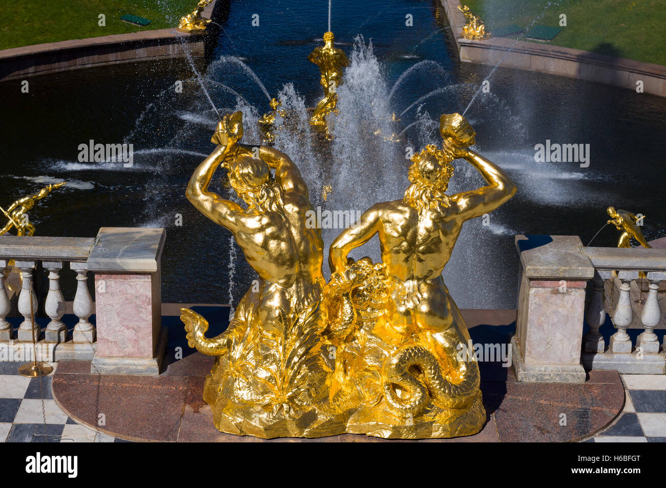 Triton, Sansone fontana, la grande cascata di Peterhof e canale del mare. Foto Stock