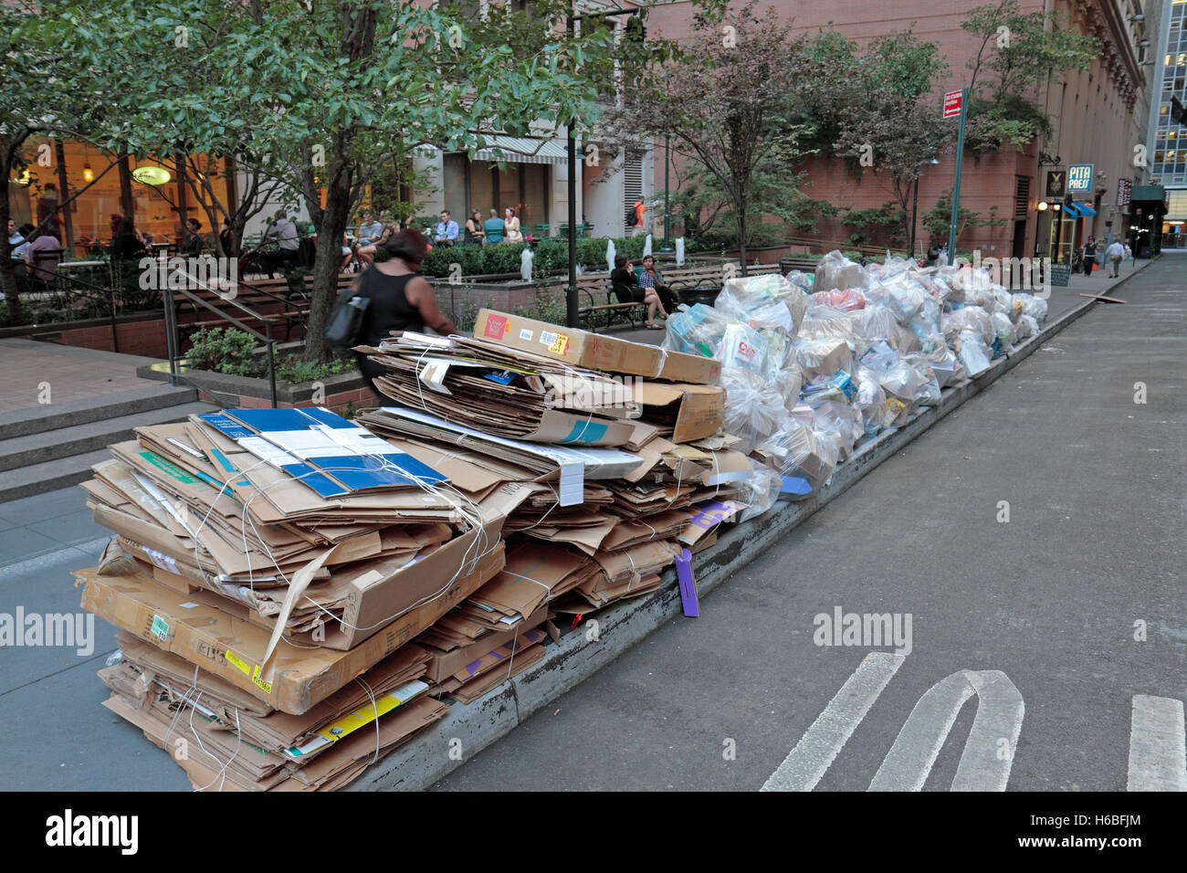 Pile di cartone e sacchetti di plastica per il riciclaggio a Manhattan, New York, Stati Uniti. Foto Stock