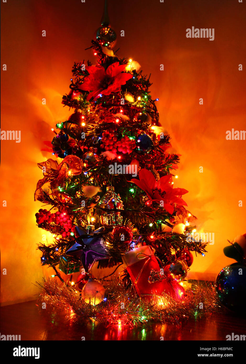 Shiny albero di Natale decorato con luci incandescenti Foto Stock