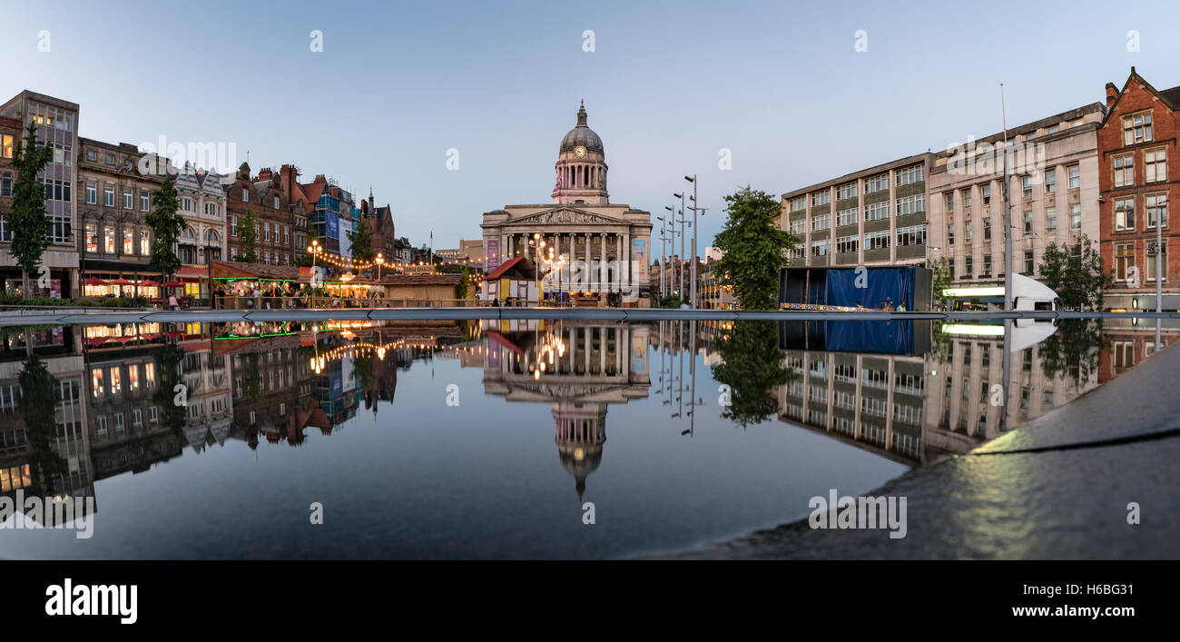 Casa Consiglio visto da tutta la Vecchia Piazza del Mercato, Nottingham, Inghilterra, Regno Unito Foto Stock