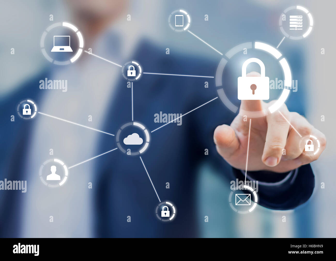 Sicurezza informatica di rete dei dispositivi collegati e la protezione dei dati personali, concetto su interfaccia virtuale con il consulente Foto Stock