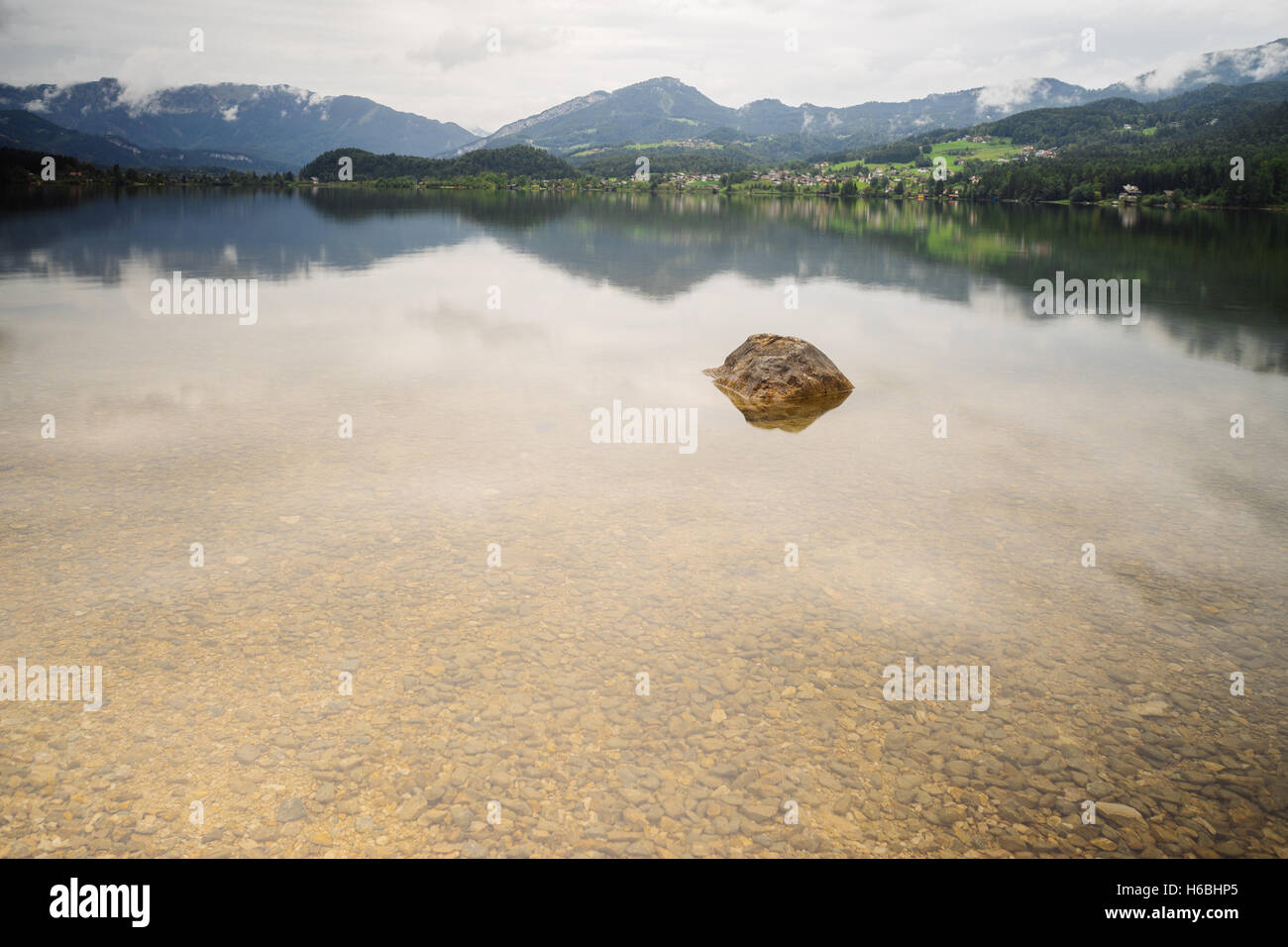 Acqua calma superficie del lago Hallstatter sulla serena mattina. Lunga esposizione. Salzkammergut, Austria Foto Stock