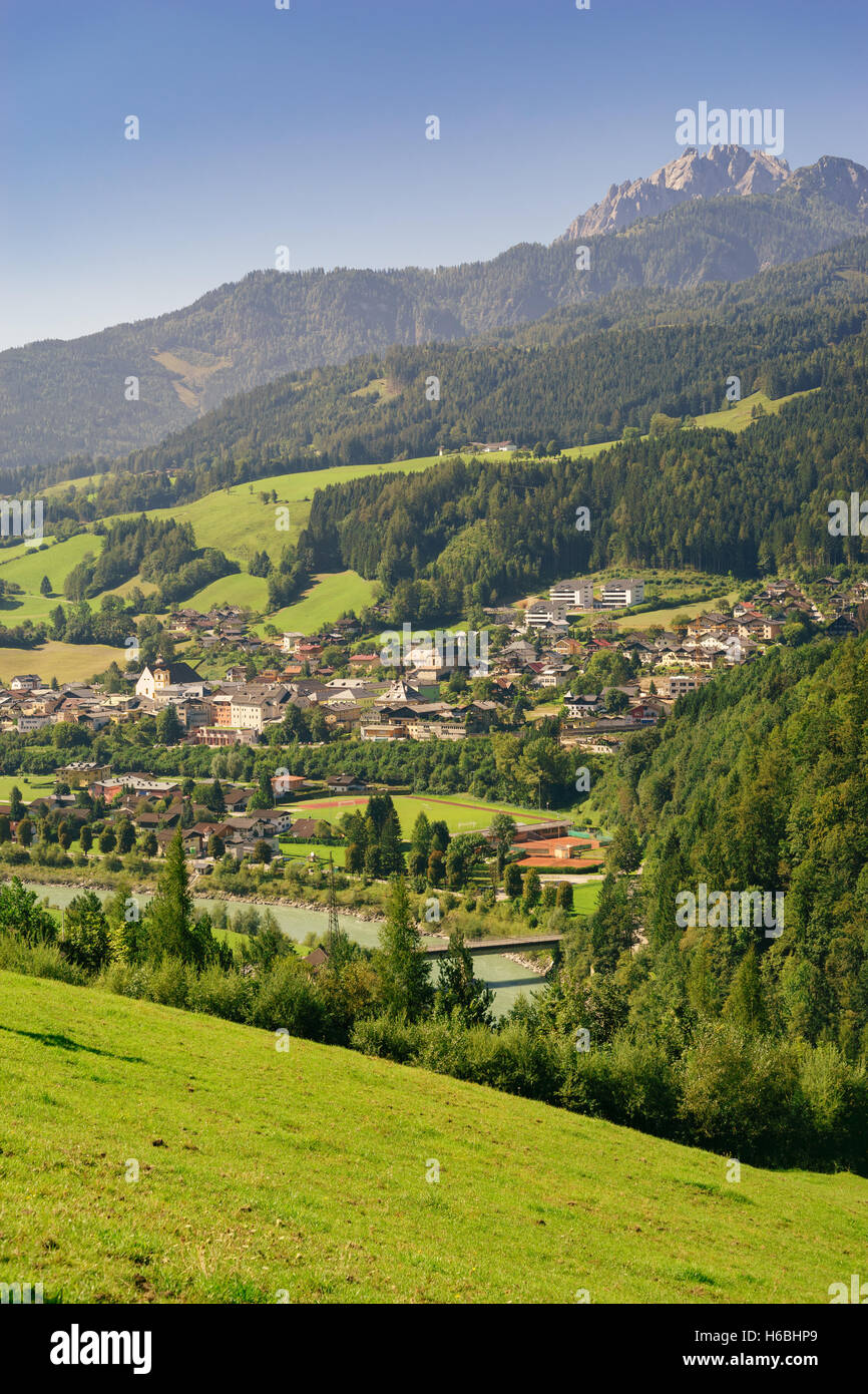 Vista sul mercato Werfen cittadina situata nella valle del fiume Salzach e sulle Alpi di Berchtesgaden, Austria Foto Stock