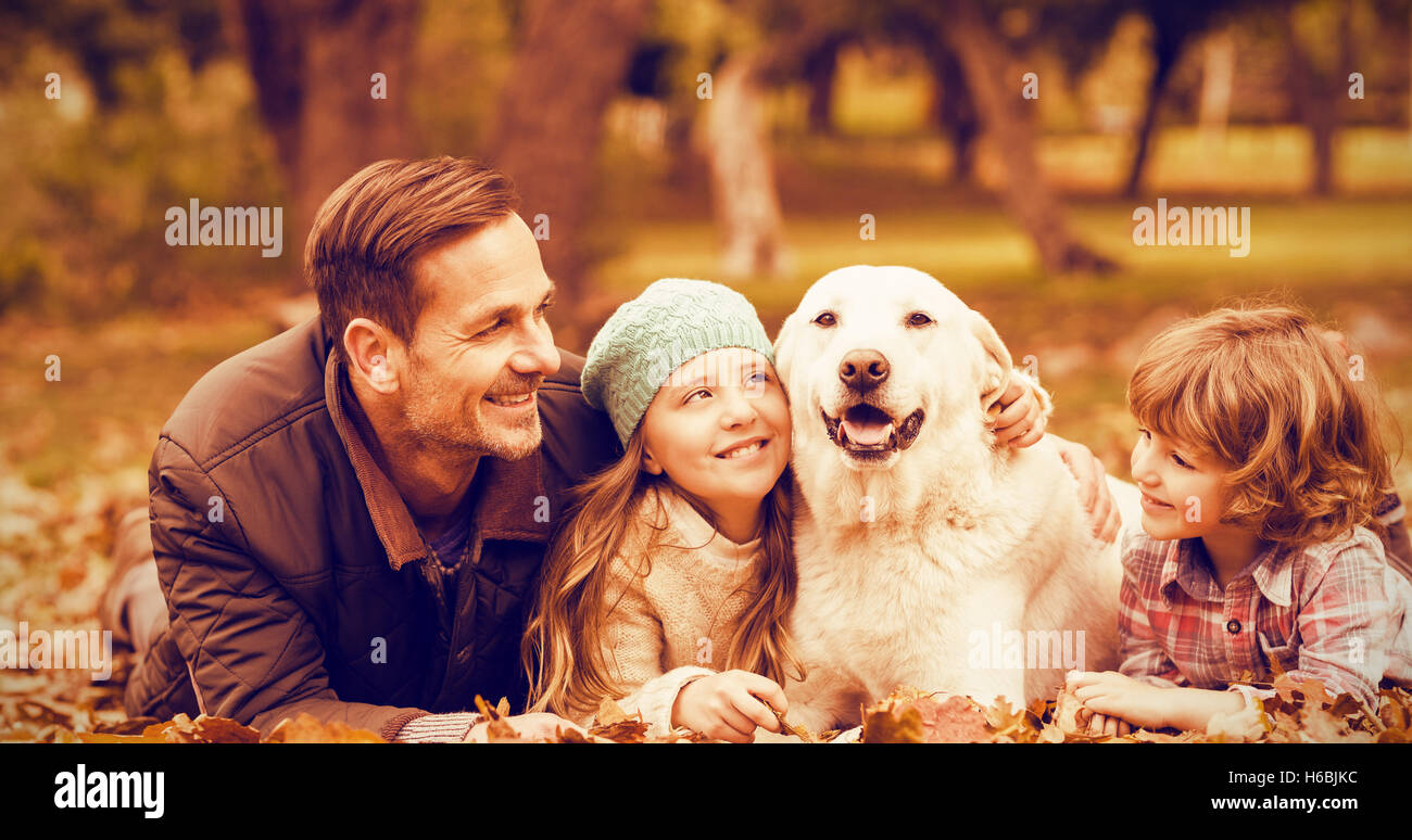 Sorridente giovane famiglia con il cane Foto Stock