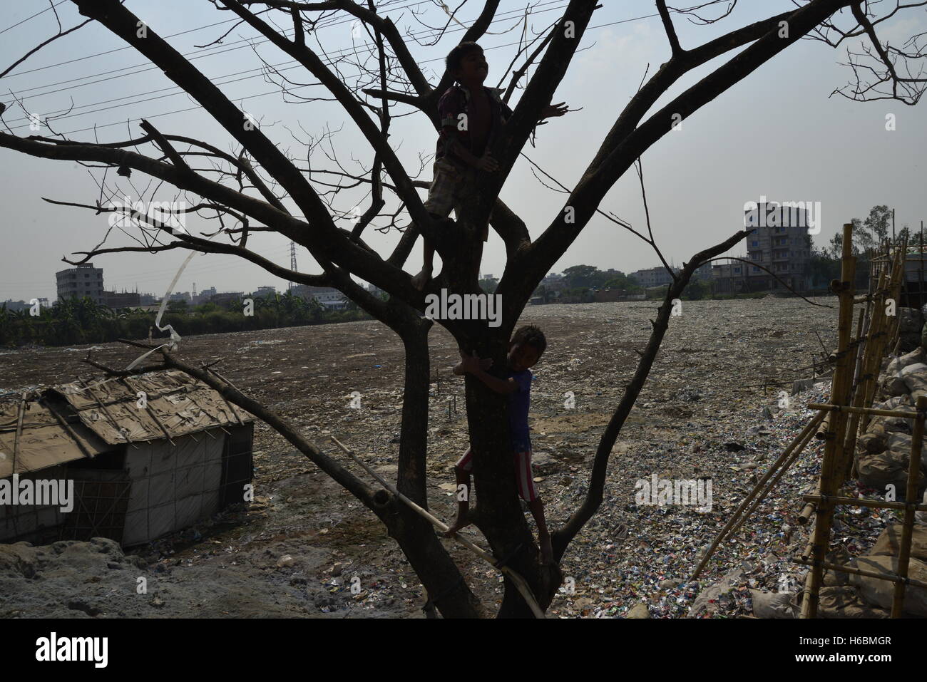 Strada del Bangladesh i bambini giocano in fabbriche di cuoio rifiuti area oggetto di dumping in conceria Hazaribagh area nella città di Dhaka, Ba Foto Stock