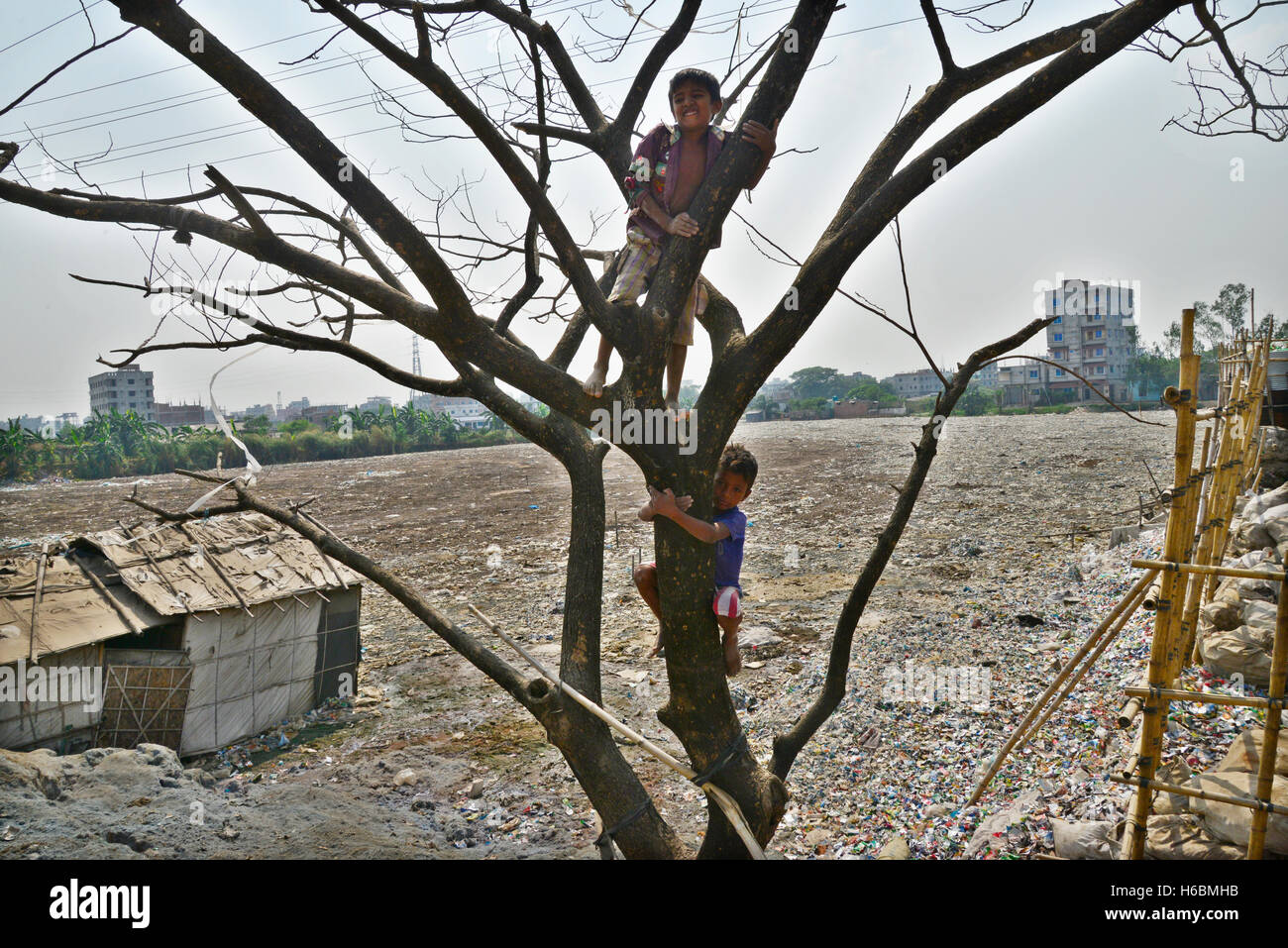 Strada del Bangladesh i bambini giocano in fabbriche di cuoio rifiuti area oggetto di dumping in conceria Hazaribagh area nella città di Dhaka, Ba Foto Stock