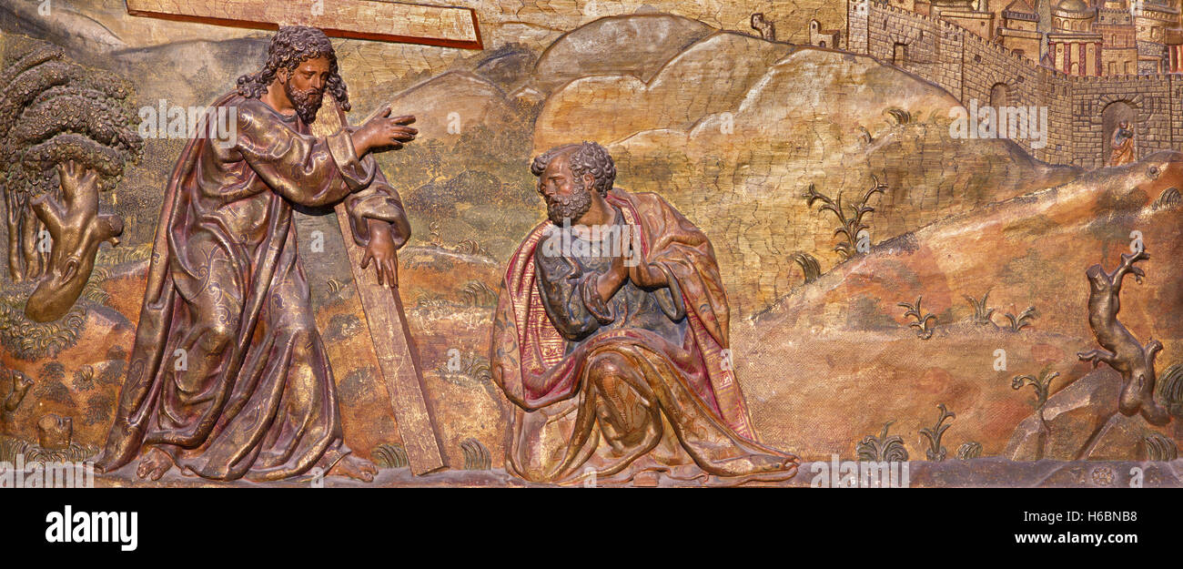 SEGOVIA, SPAGNA, aprile - 14, 2016: scolpito il rilievo policromo della scena San Pietro per il Cristo con la croce Foto Stock