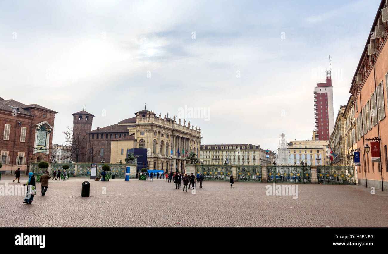 I turisti di visitare Piazza San Carlo a Torino, Italia. Foto Stock