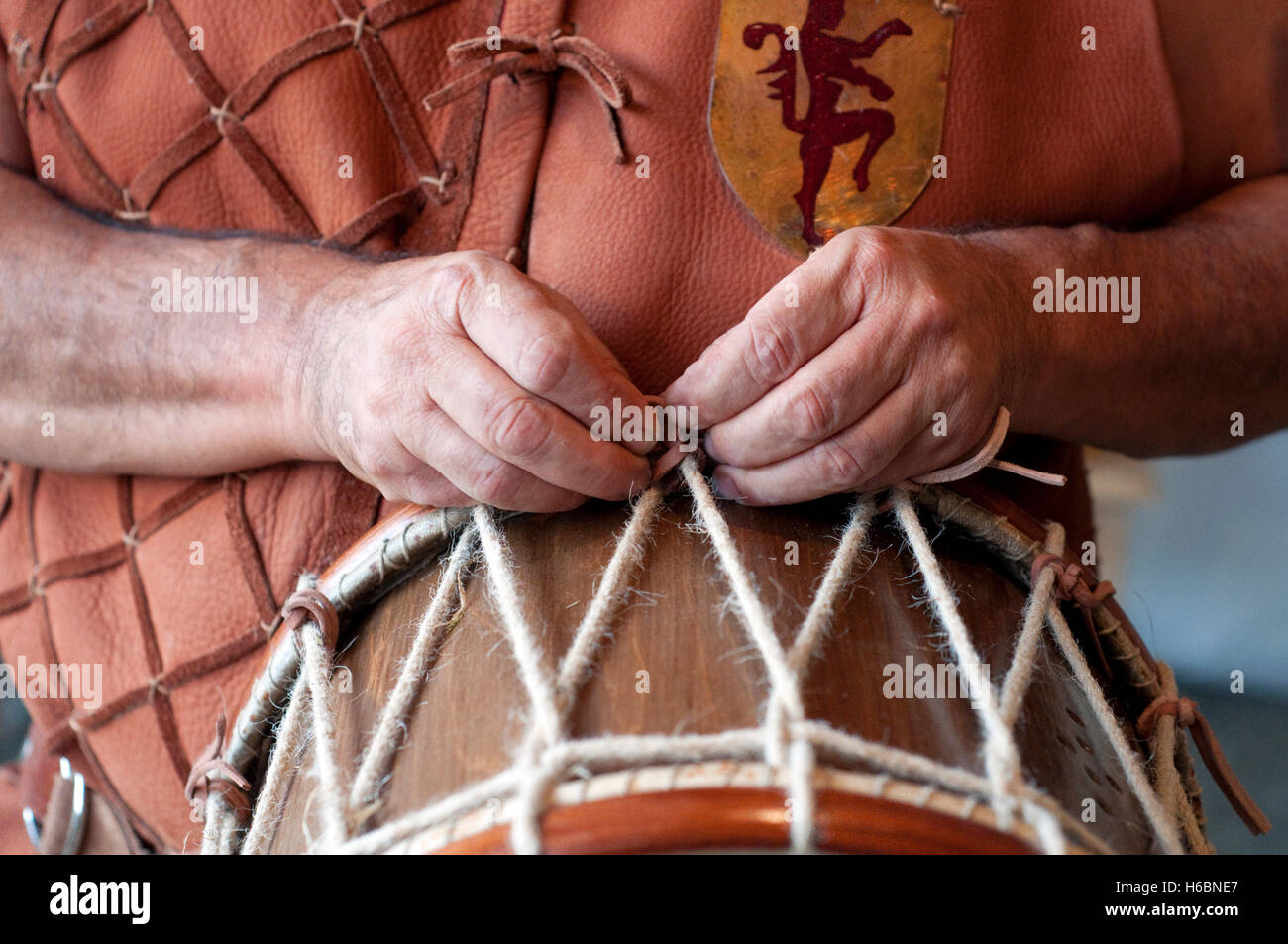 L'Italia, Lombardia, Rievocazione Medievale, uomo regola un tamburo Foto Stock