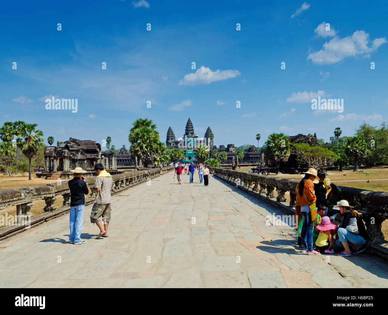 Ingresso principale al famoso Angkor Wat templi rovine vicino a Siem Reap Cambogia Foto Stock