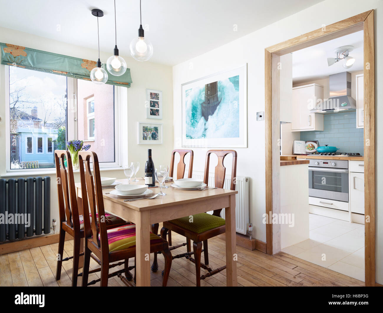 Un set da tavolo e sedie in una sala da pranzo adiacente alla cucina in una tipica casa DEL REGNO UNITO Foto Stock
