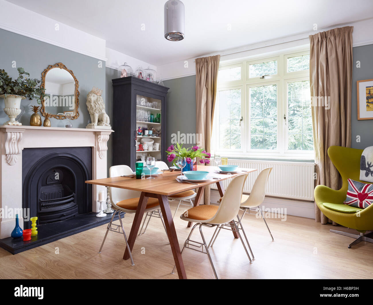 Un eclettico ed elegante area da pranzo con periodo Vittoriano camino e funzionalità nel Gloucestershire, Regno Unito Foto Stock