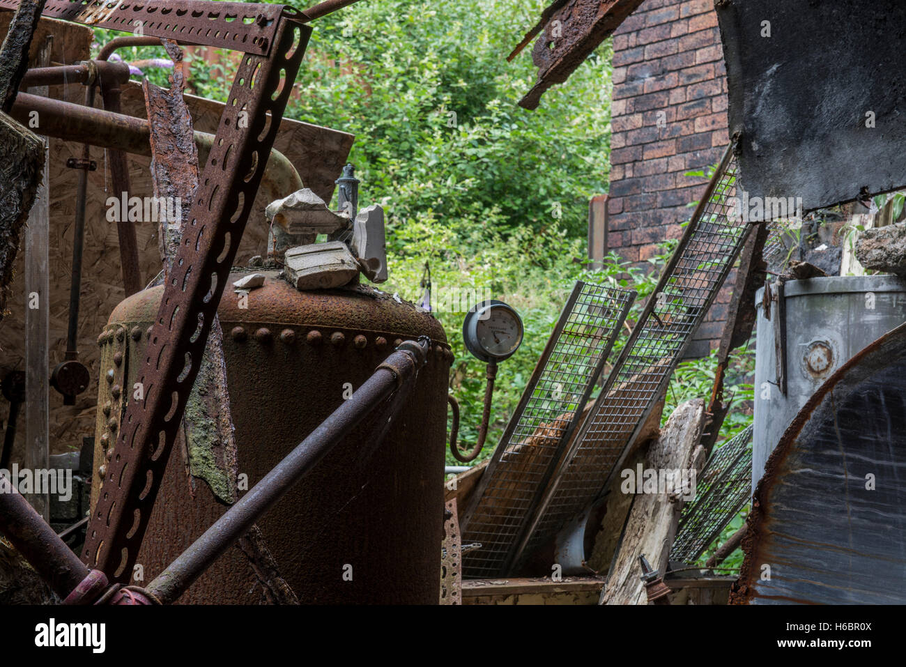 Rusty vecchia caldaia entro il Falcon abbandonati in ceramica, Stoke on Trent, Staffordshire, Regno Unito Foto Stock