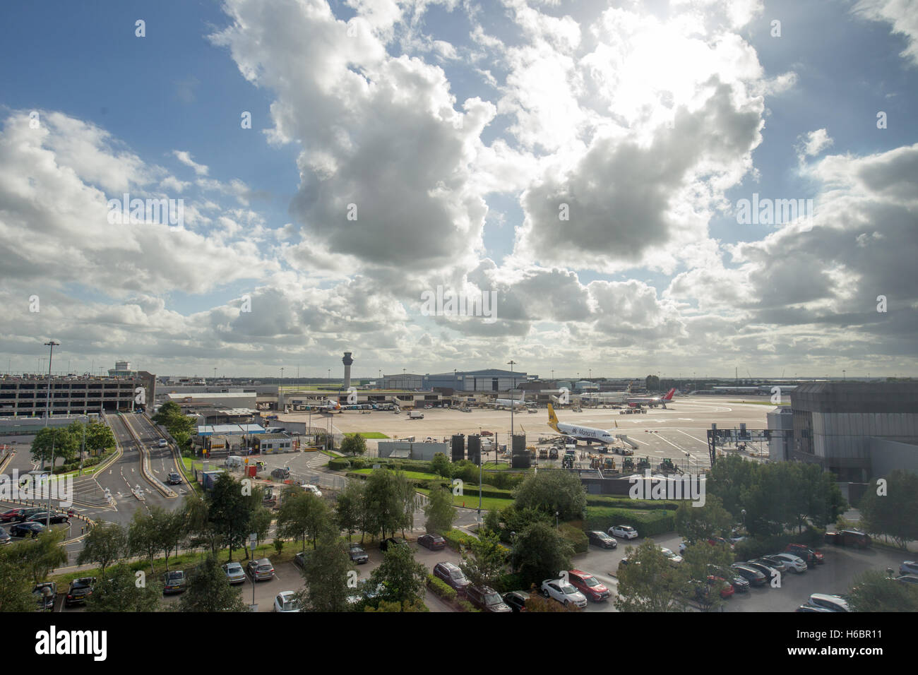 L'Aeroporto Internazionale di Manchester il morsetto 1 visto dal Radisson Blu Hotel Manchester Airport Foto Stock