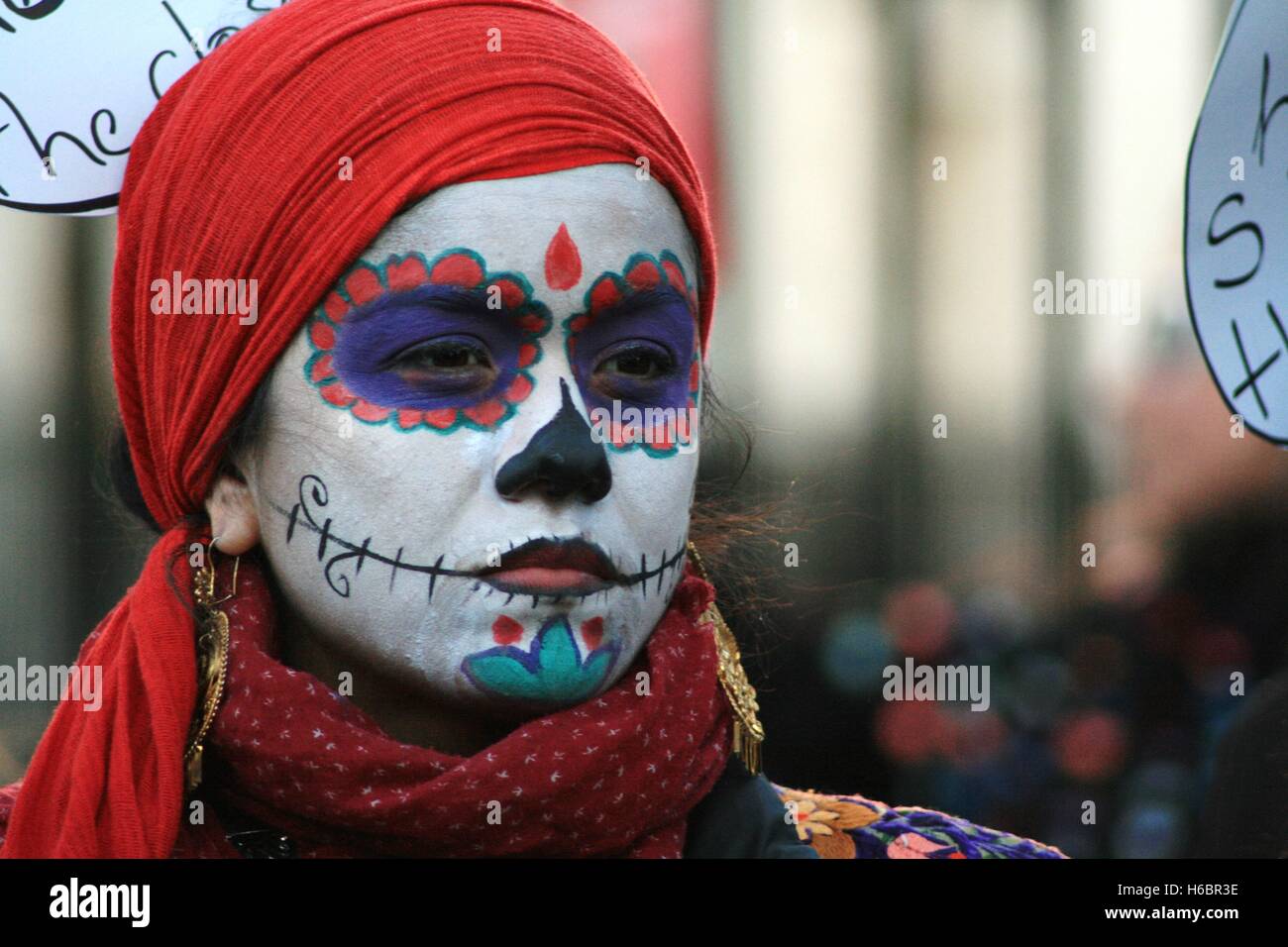 Un manifestante dipinge il suo volto in stile messicano di Giorno dei Morti, una celebrazione dei morti, durante una manifestazione di protesta per la visita di Stato del Presidente messicano Peña Nieto al Regno Unito. La polizia messicana sono stati accusati di abusi dei diritti umani nella città di Ayotizinapa, dove 43 studenti sono scomparse e 6 sono morti. Foto Stock