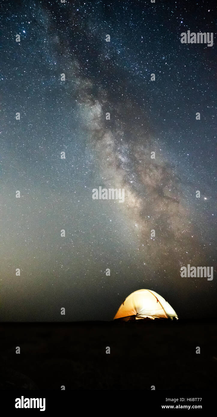 Una tenda su una spiaggia con la Via Lattea risplende sull'Oceano Pacifico a Thornhill Broome Beach, Pt. Mugu, California. Foto Stock