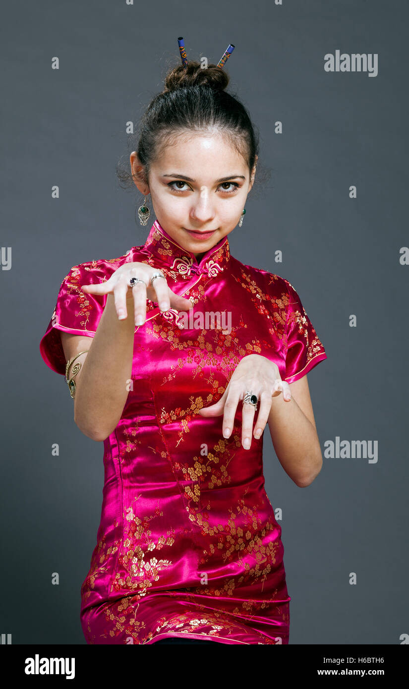 Studio shot di una donna nei suoi primi anni venti, indossando il tradizionale cinese e abbigliamento Kung-Fu postura. Foto Stock