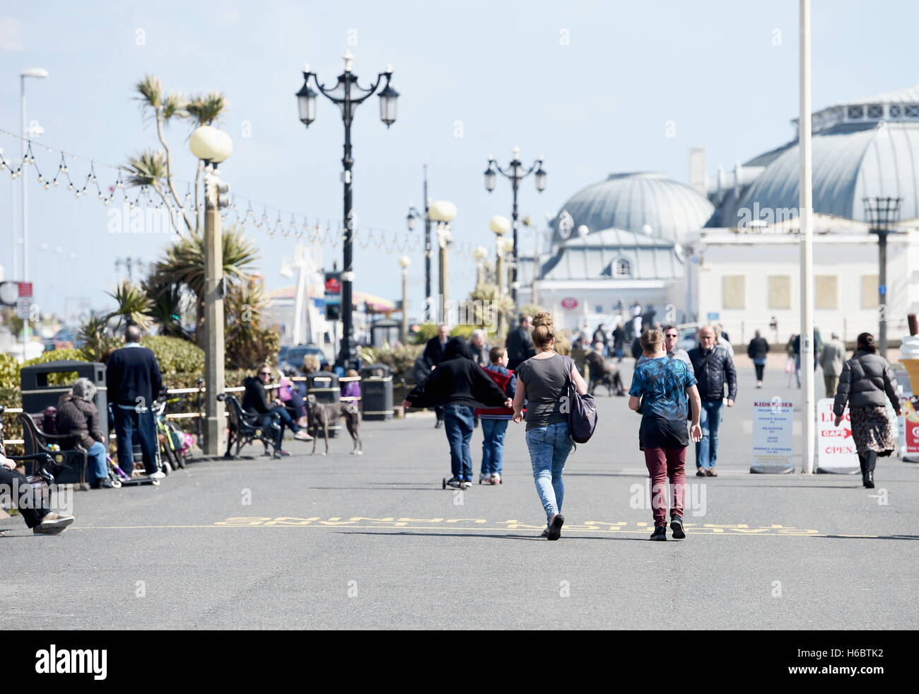 Worthing vedute - Worthing seafront prom con gente che cammina Foto Stock