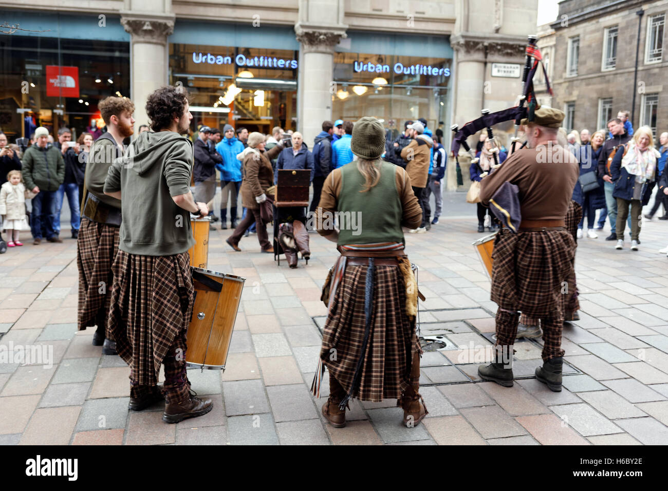 Tubi kilted musicisti di strada musicista di strada su Sauchihall Street, Glasgow Foto Stock