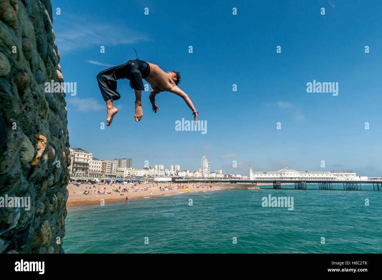 Ragazzo le immersioni in mare sulla spiaggia di Brighton Foto Stock