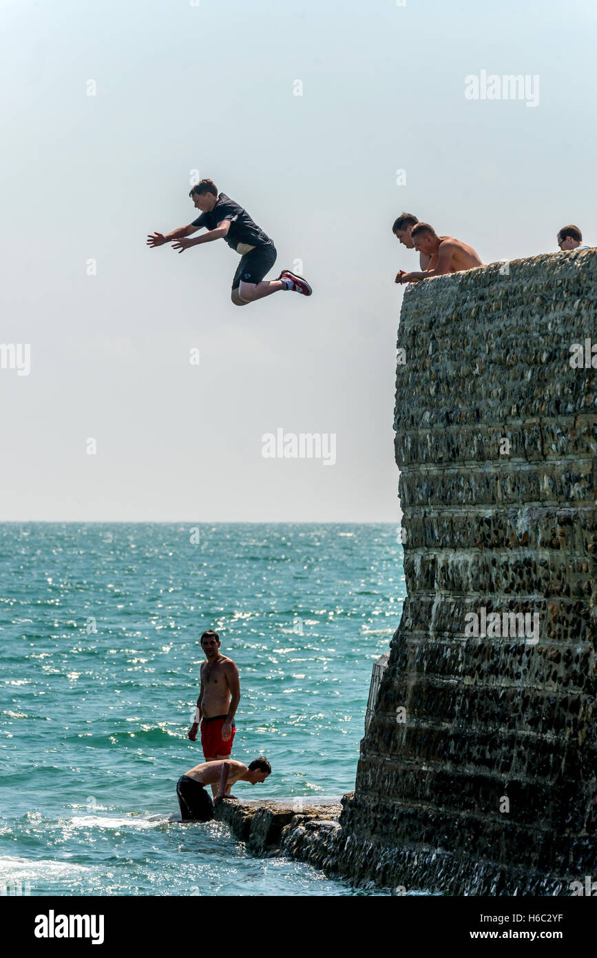 Ragazzo le immersioni in mare sulla spiaggia di Brighton Foto Stock