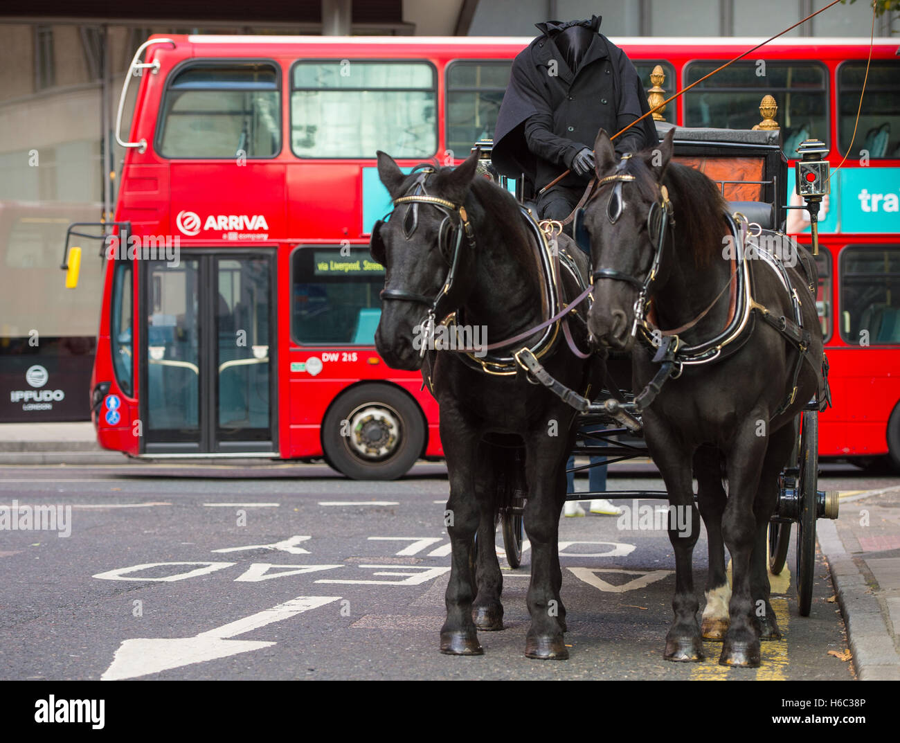 Un 'headless horseman' equitazione in una carrozza trainata da cavalli attraverso il centro di Londra a promuovere una serie di Halloween 'scura passeggiate' che avvengono intorno a Holborn e Bloomsbury dal 28 ottobre a 31st. Foto Stock