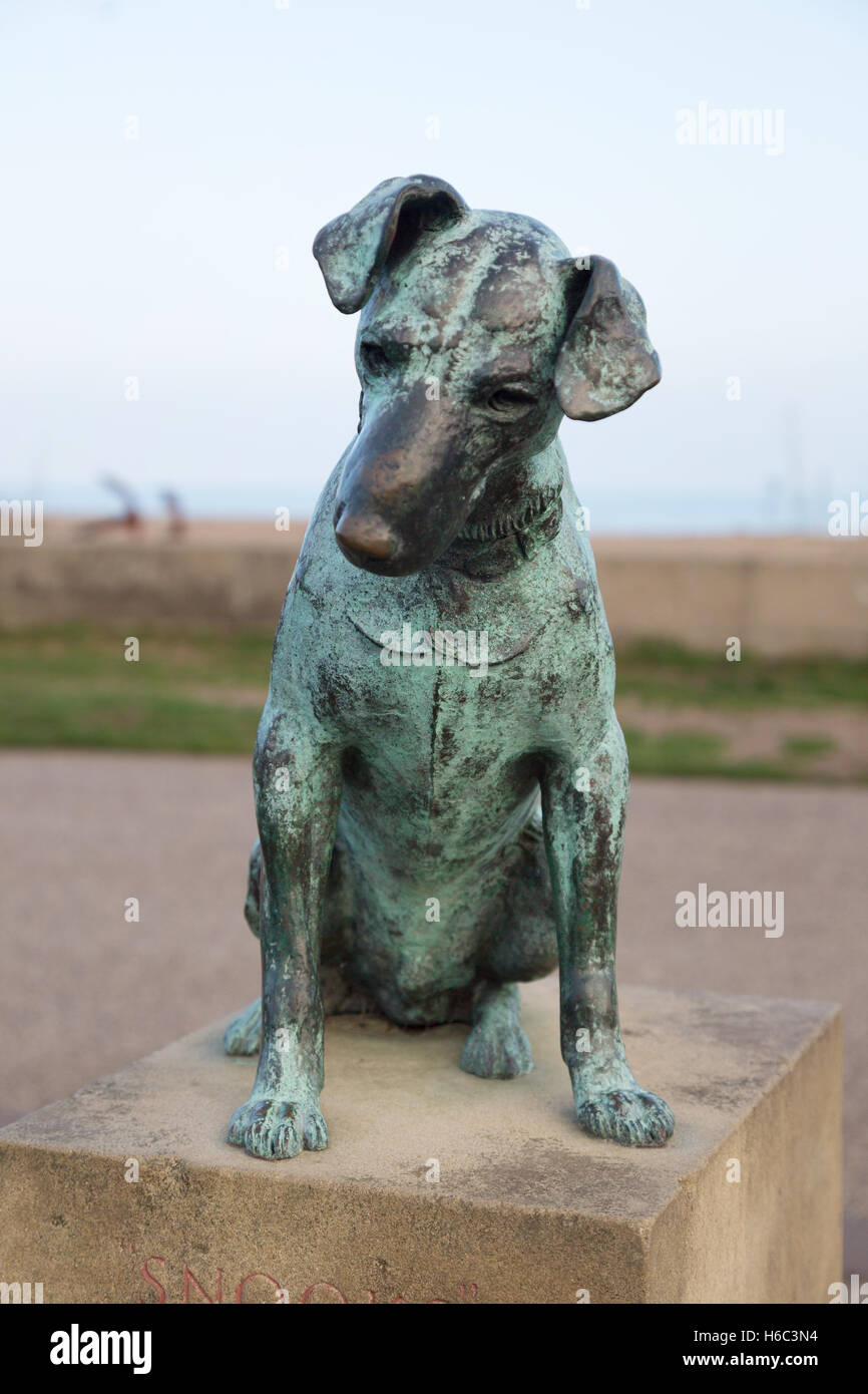 Snooks il cane memorial statua, Aldeburgh lungomare, Aldeburgh, Suffolk England Regno Unito Foto Stock