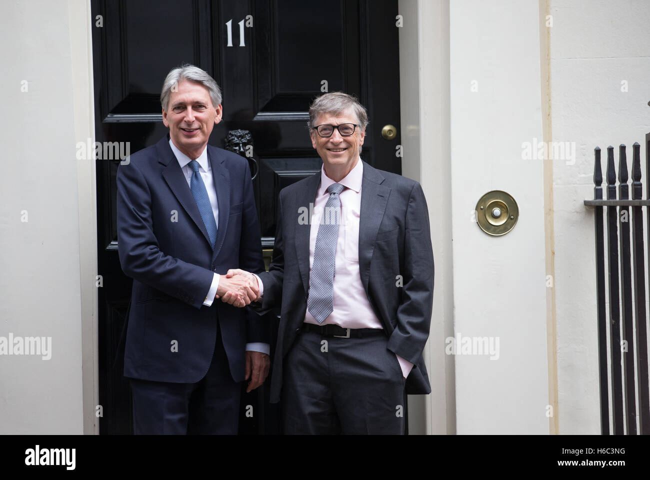 Il cancelliere dello scacchiere,Phillip Hammond e,miliardario Bill Gates,agitare le mani sul passo di 11 Downing Street,Londra Foto Stock