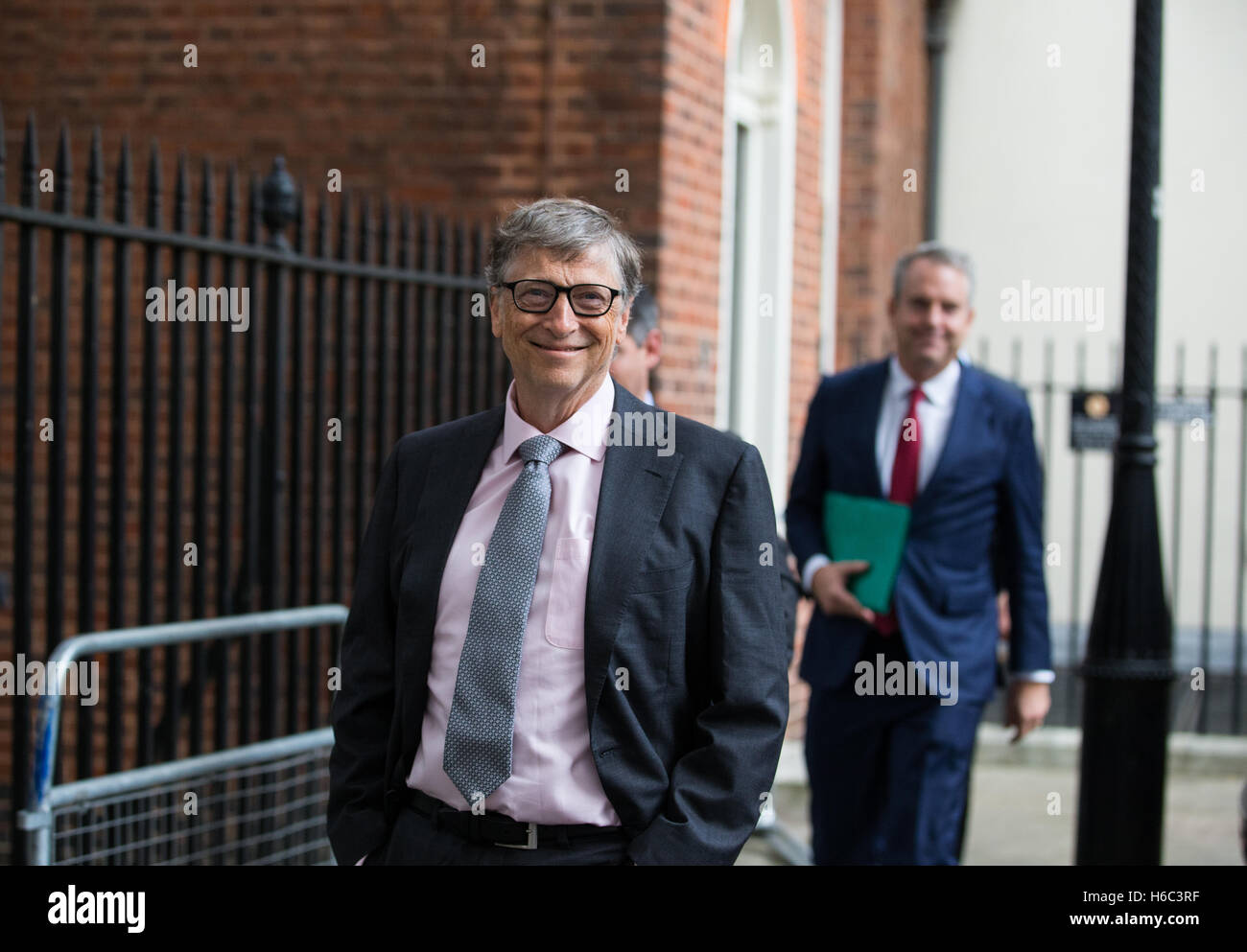 Bill Gates,multi milionario,filantropo e fondatore di Microsoft,paga una visita al numero 11 di Downing street,Londra,UK Foto Stock