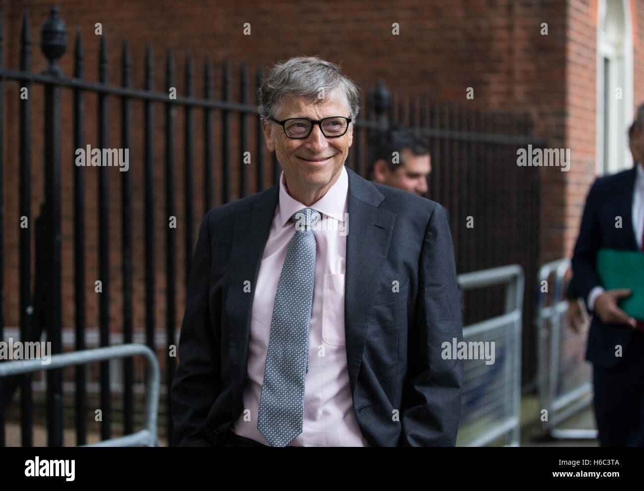 Bill Gates,multi milionario,filantropo e fondatore di Microsoft,paga una visita al numero 11 di Downing street,Londra,UK Foto Stock