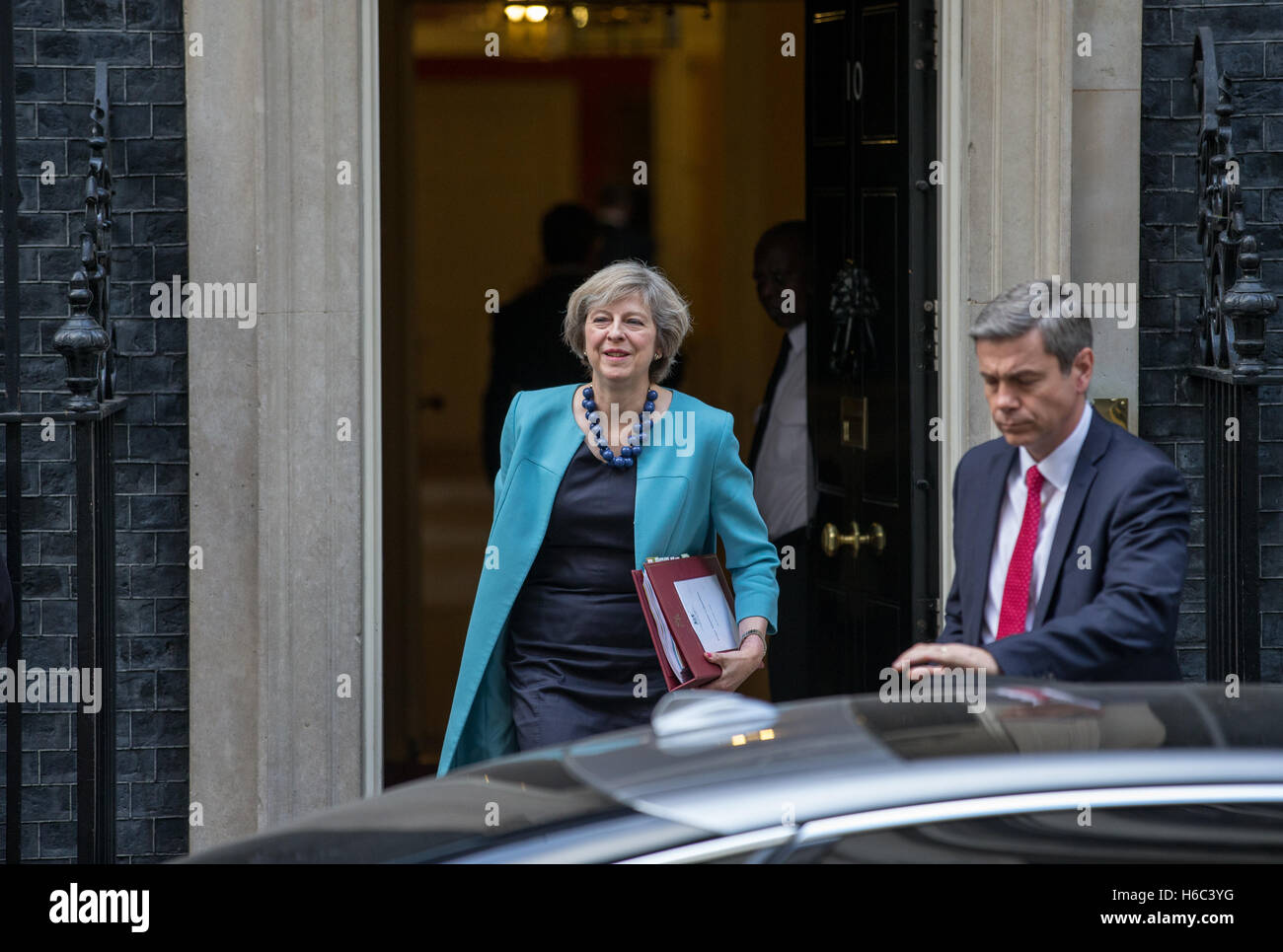 Il primo ministro,Theresa Maggio,foglie 10 Downing street,sul suo modo al Primo Ministro di domande alla House of Commons Foto Stock