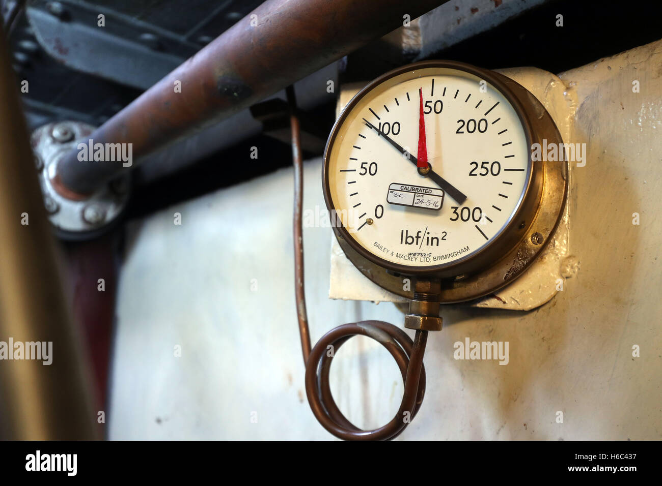 Il misuratore di pressione nella camera del motore a bordo della SND n. 4 draga a vapore che è in vapore presso il National Waterways Museum in Gloucester, a incoraggiare un numero maggiore di appassionati al museo. Foto Stock
