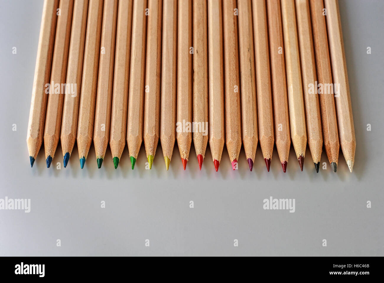 Una fila di legno naturale matite di colore Foto Stock
