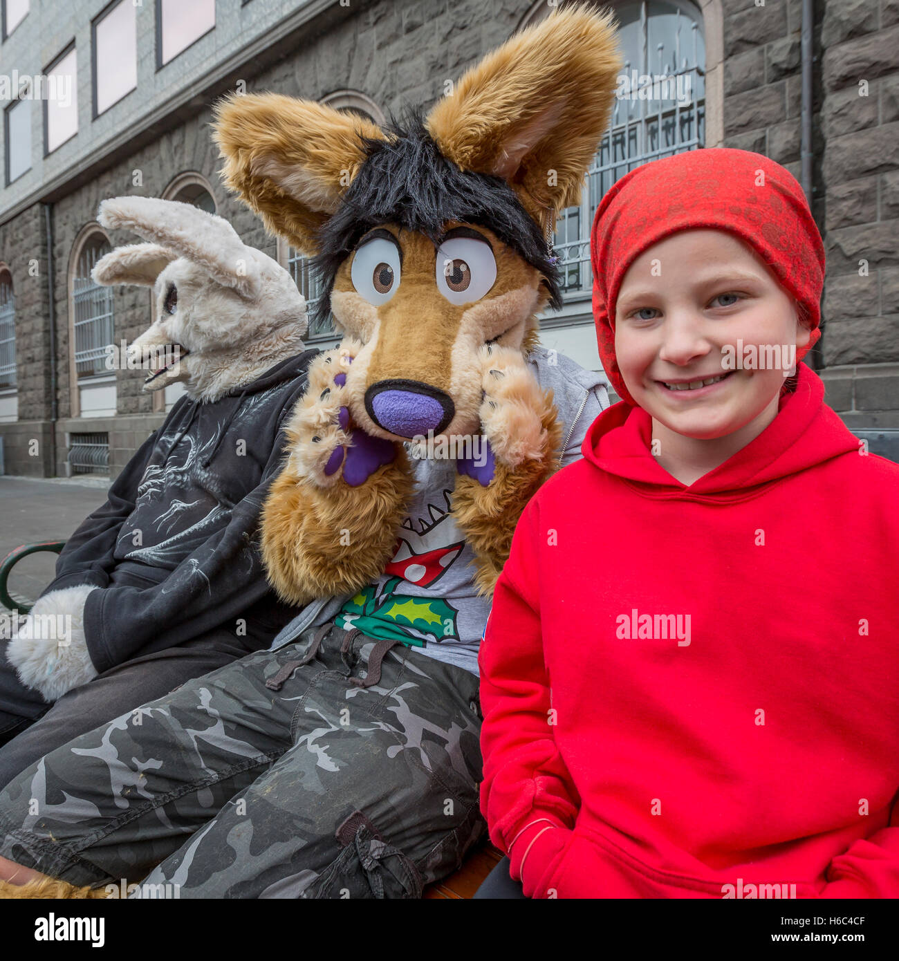 Ragazza giovane con persone in costumi animale, giorno di indipendenza, Reykjavik, Islanda Foto Stock