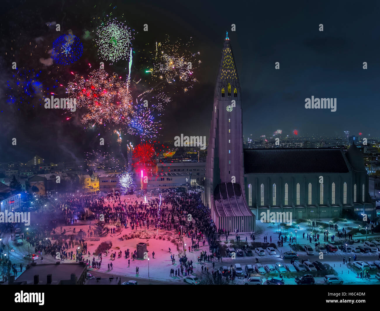 Fuochi d'artificio su Hallgrimskirkja Chiesa alla vigilia dell'anno nuovo, Reykjavik, Islanda. Questa immagine viene girato con un drone. Foto Stock