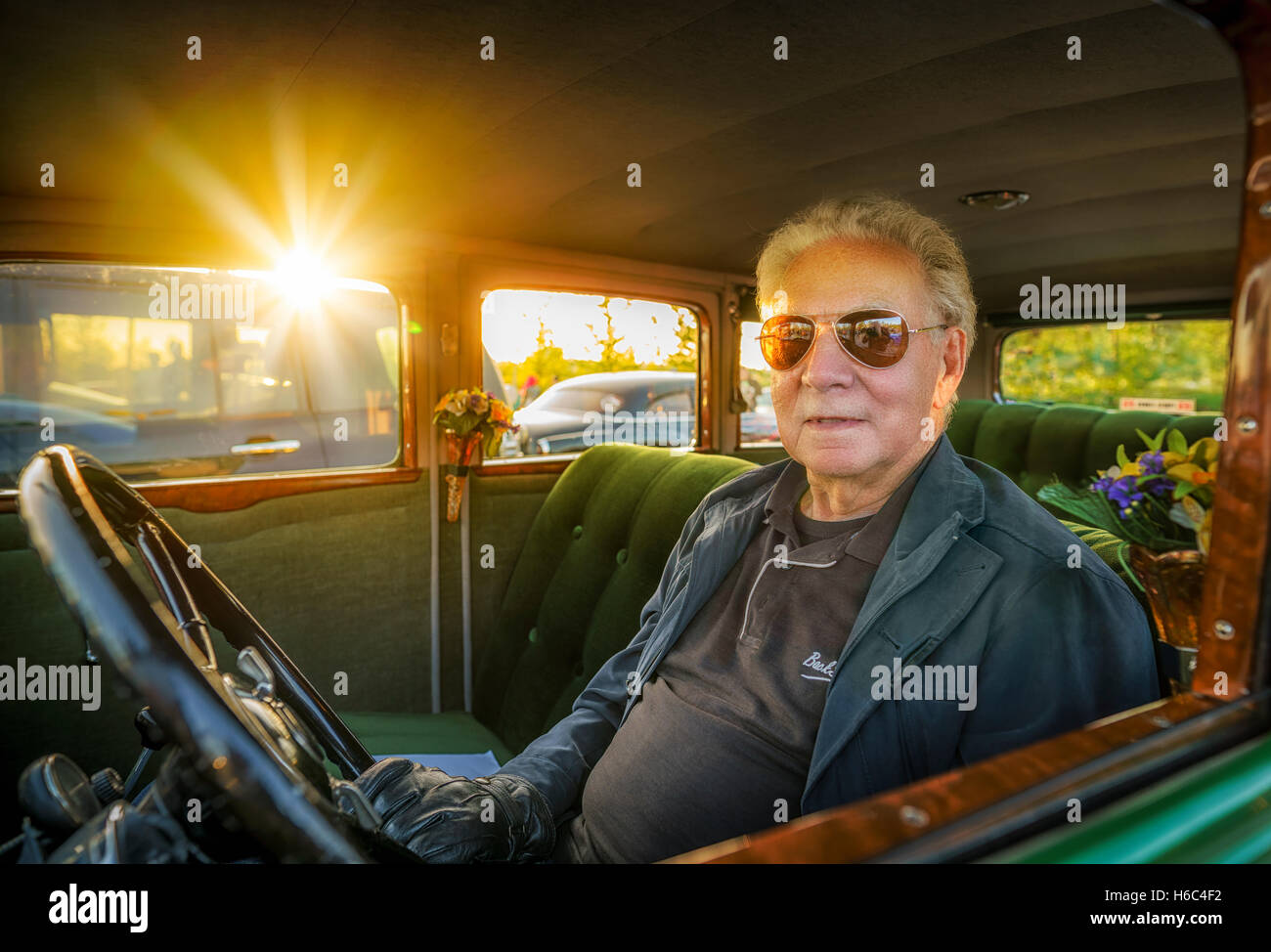 Senior uomo nel sedile del conducente di un vecchio classico Buick modello 60 dal 1932, Reykjavik, Islanda Foto Stock