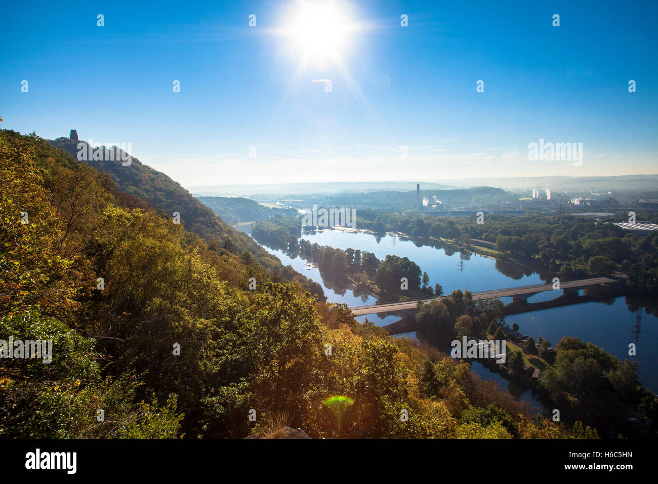Germania, Dortmund, vista dalla scarpata vicino al Hohensyburg al lago Hengstey Foto Stock