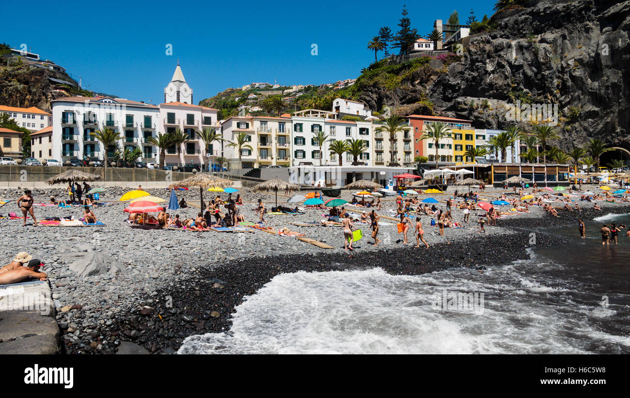 La spiaggia di ciottoli di Ponta do Sol con il Enotel hotel sull'isola portoghese di Madeira Foto Stock