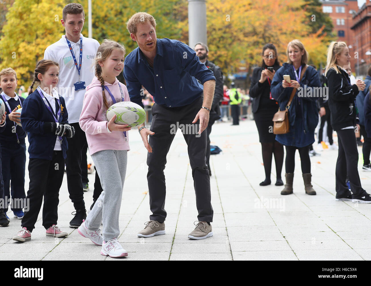 Il principe Harry prende parte in una partita di rugby con i bambini da Chetwynd Accademia Primaria Scuola durante una visita alla National Ice Centre a Nottingham per vedere il lavoro di Coach programma Core. Foto Stock